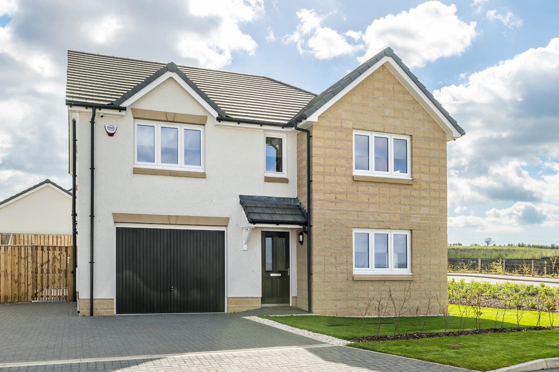 4 bedroom detached with spacious bedrooms - Image 1