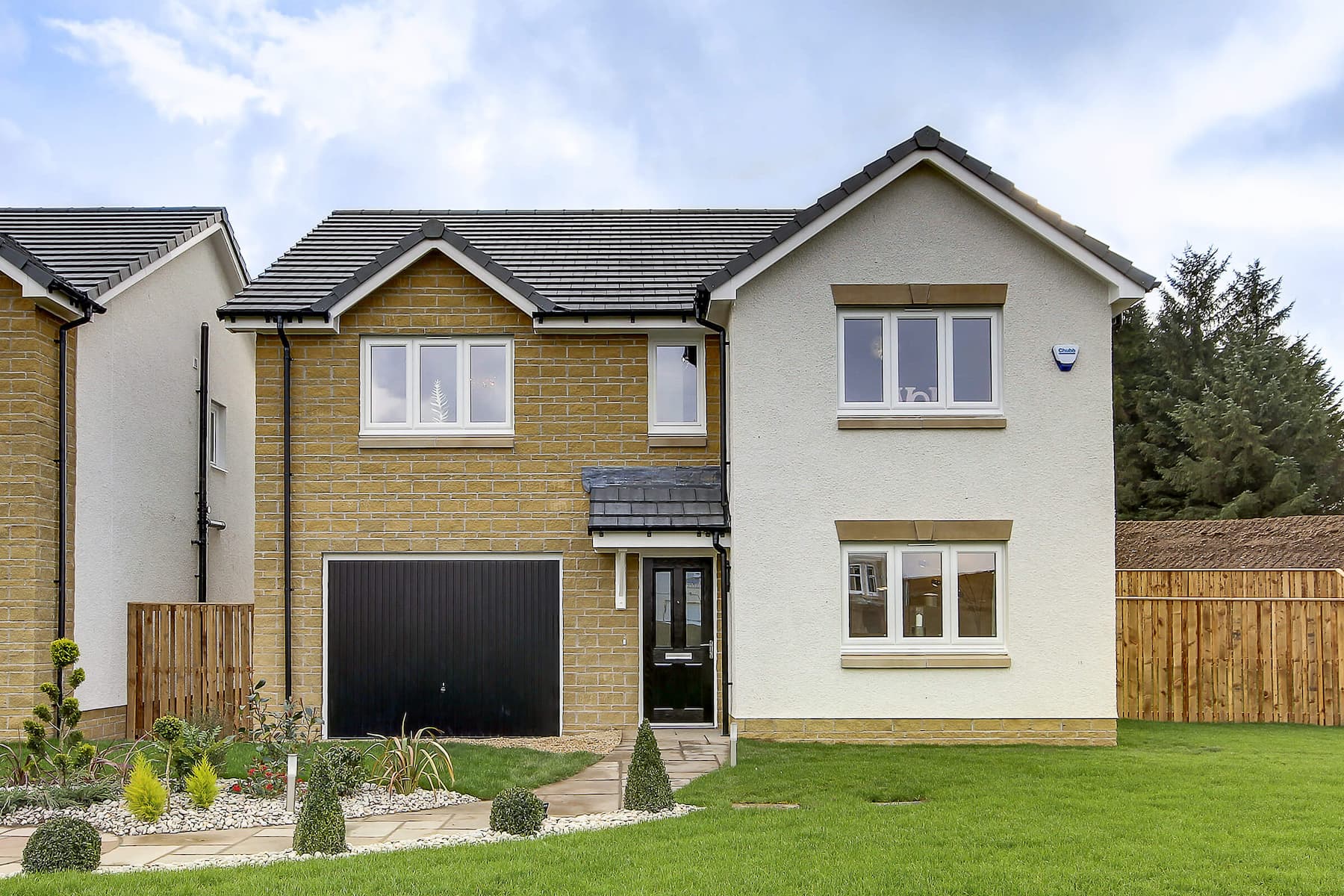 4 bedroom detached with two reception rooms - Image 1