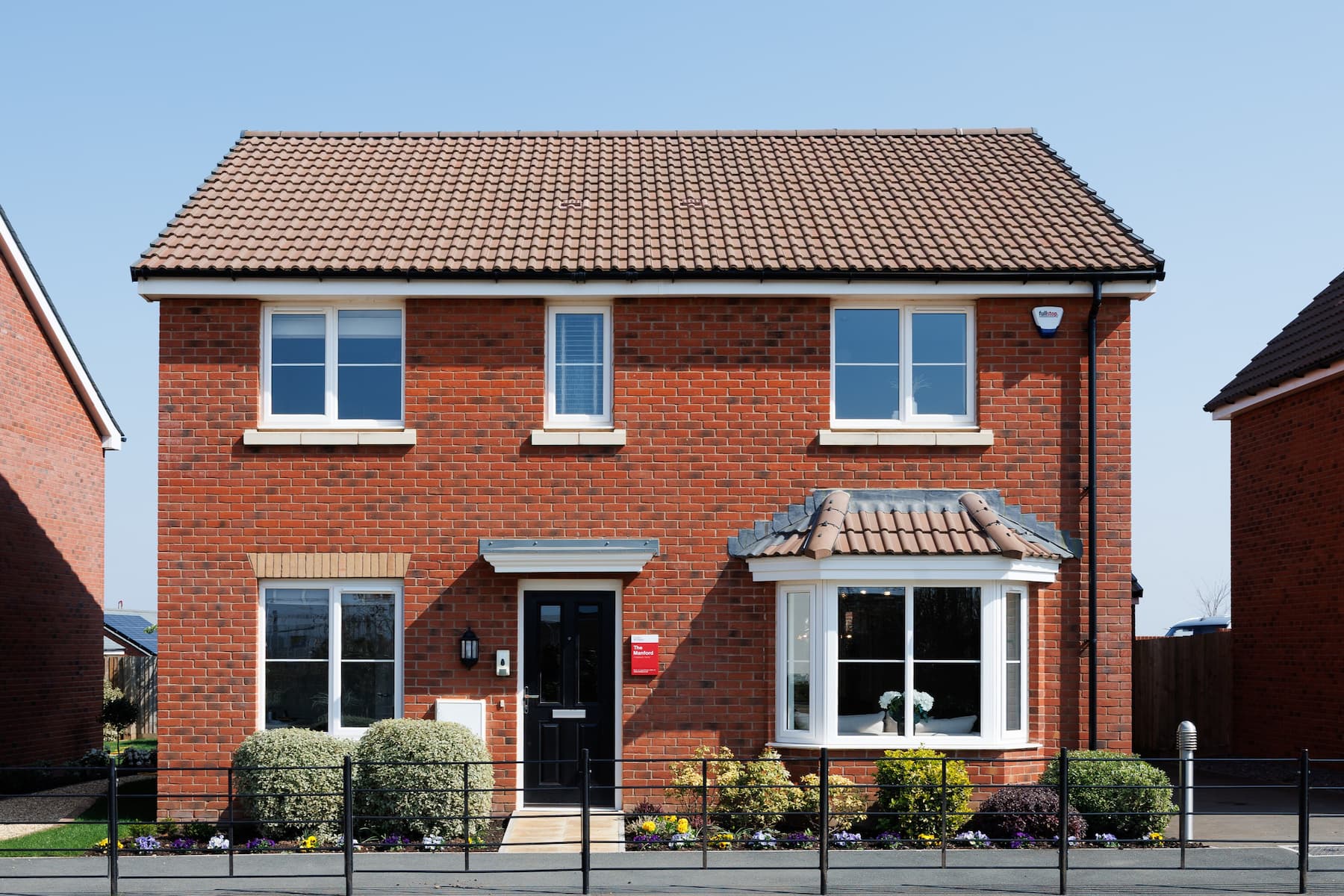 4 bedroom detached with south facing garden - Image 1