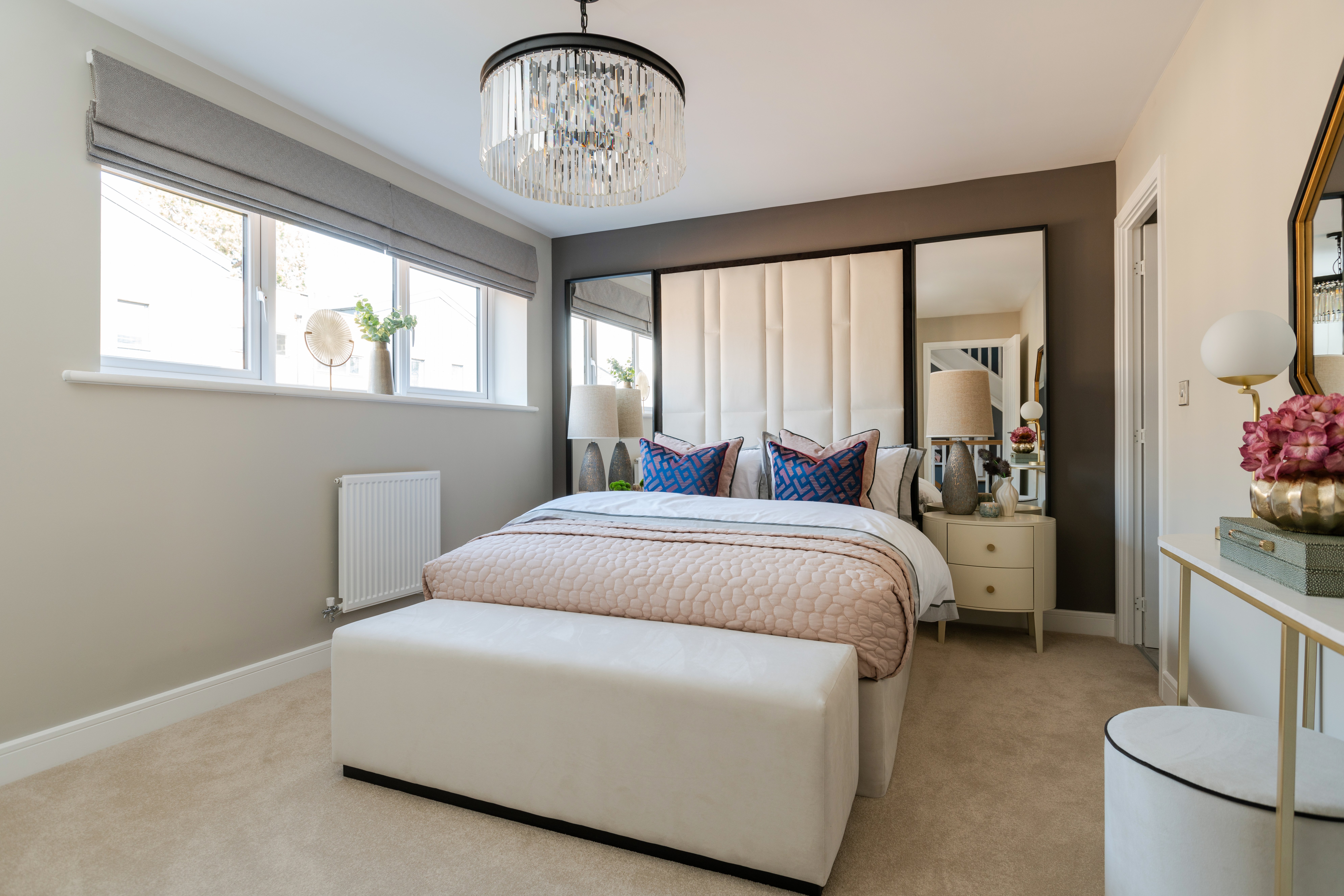 5 bedroom townhouse with open plan kitchen and dining area - Image 1