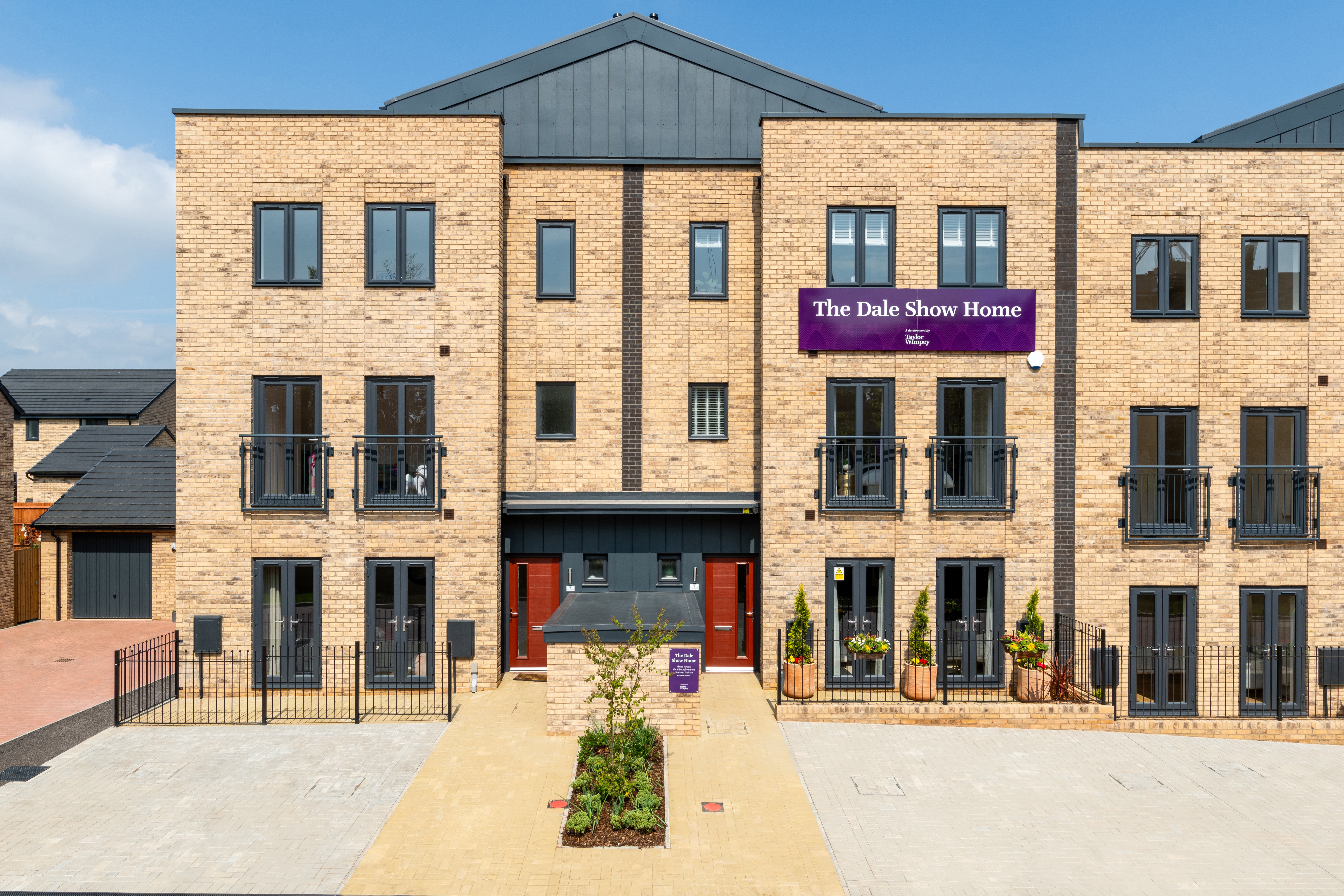 5 bedroom townhouse with close to 2000 sq ft of living space - Image 1
