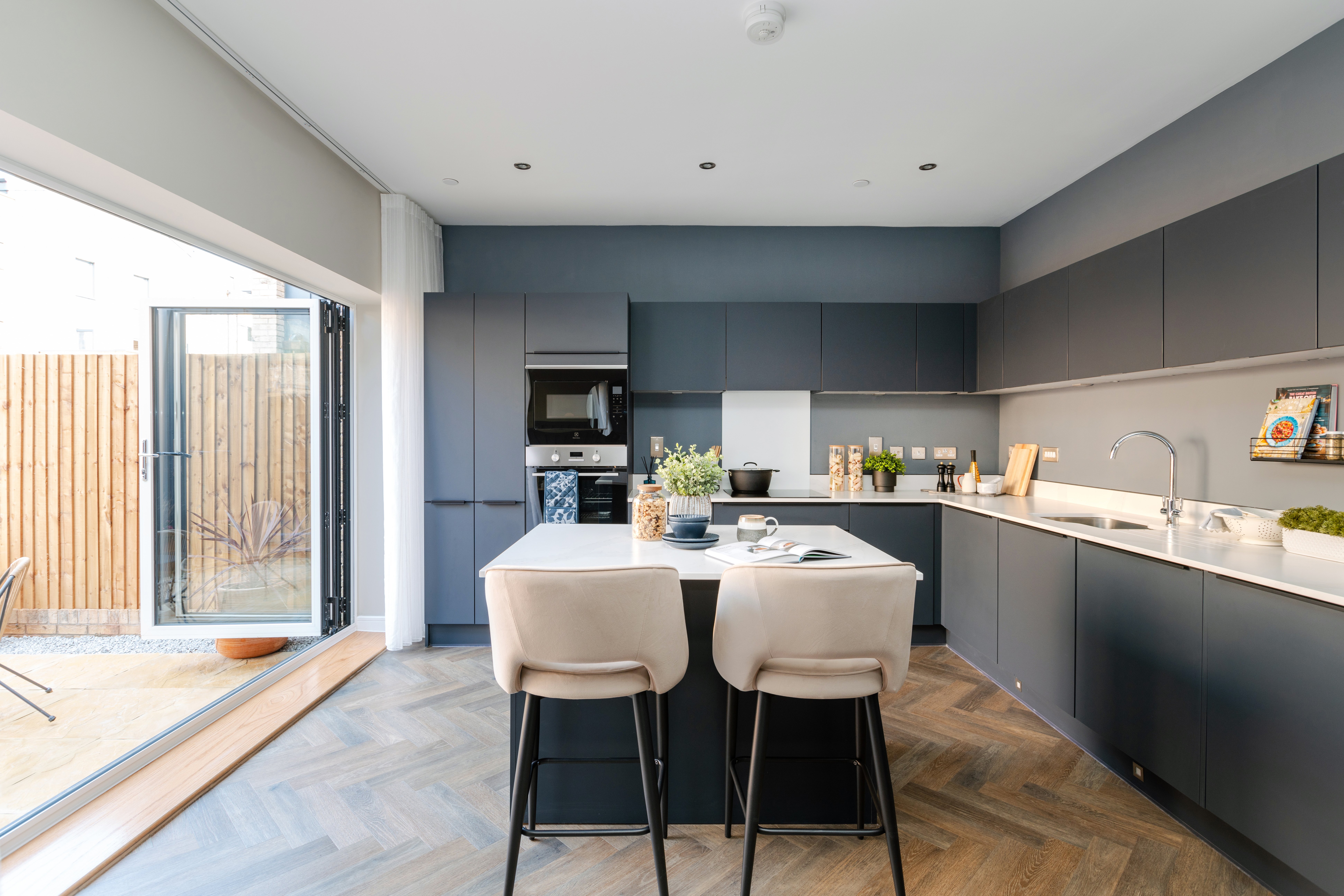 5 bedroom townhouse with light & airy ground floor lounge - Image 1