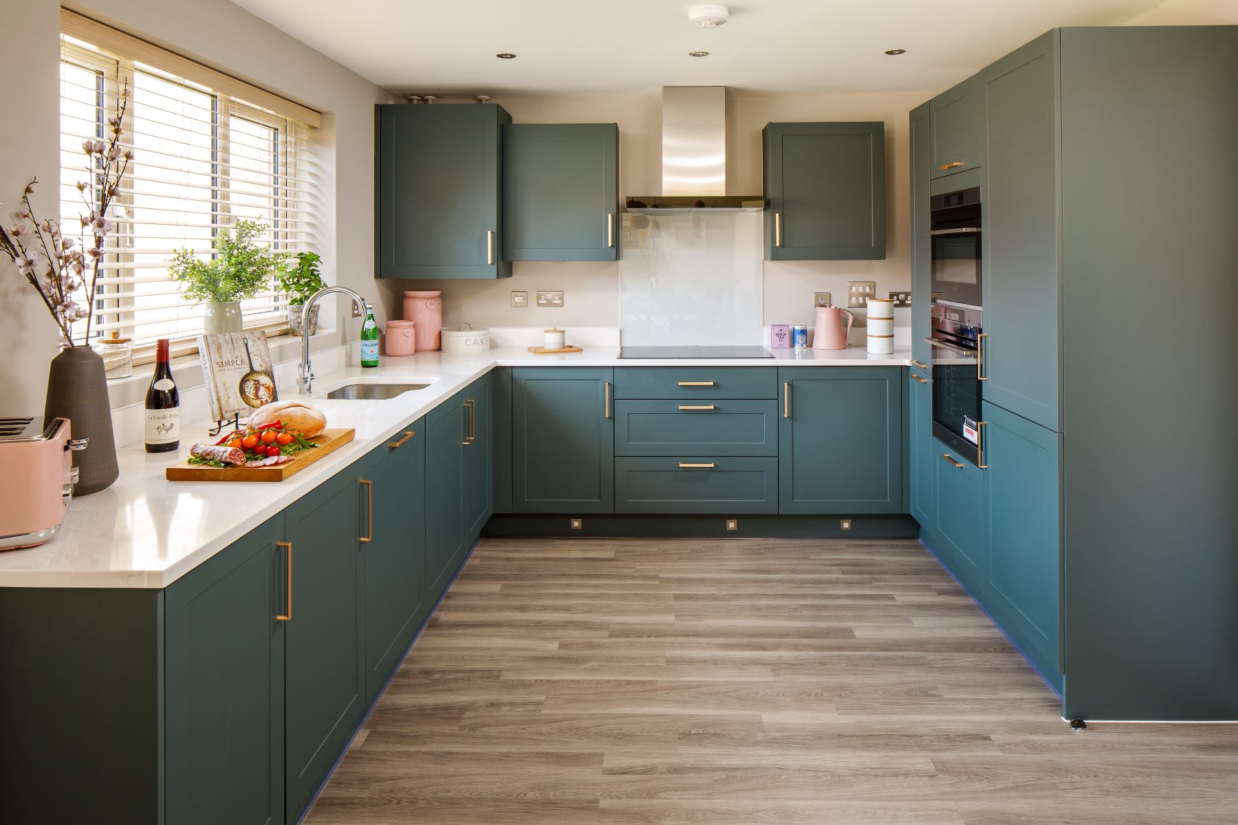 4 bedroom detached with a french doors to the garden - Image 1