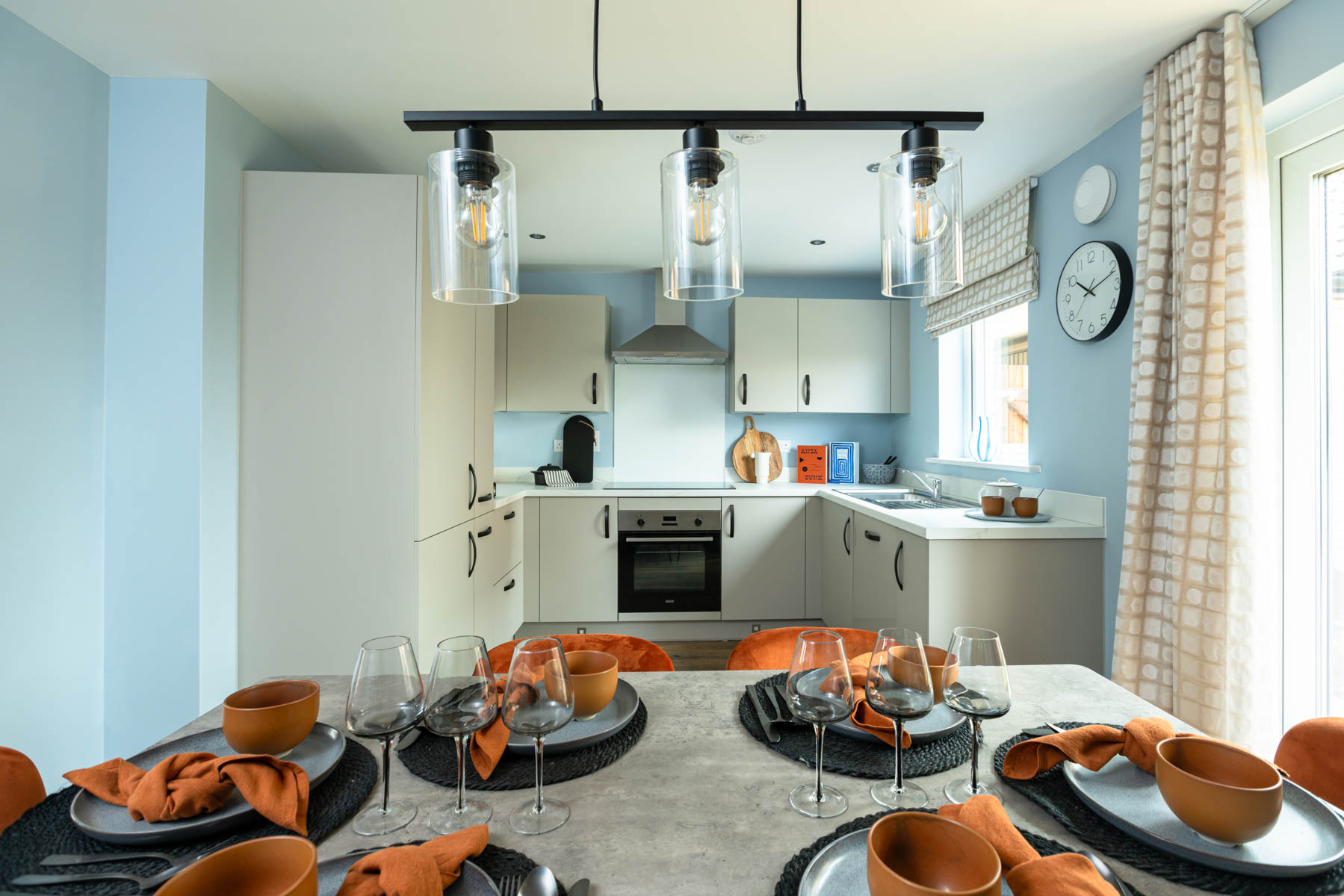 3 bedroom semi-detached with large south west rear garden - Image 1