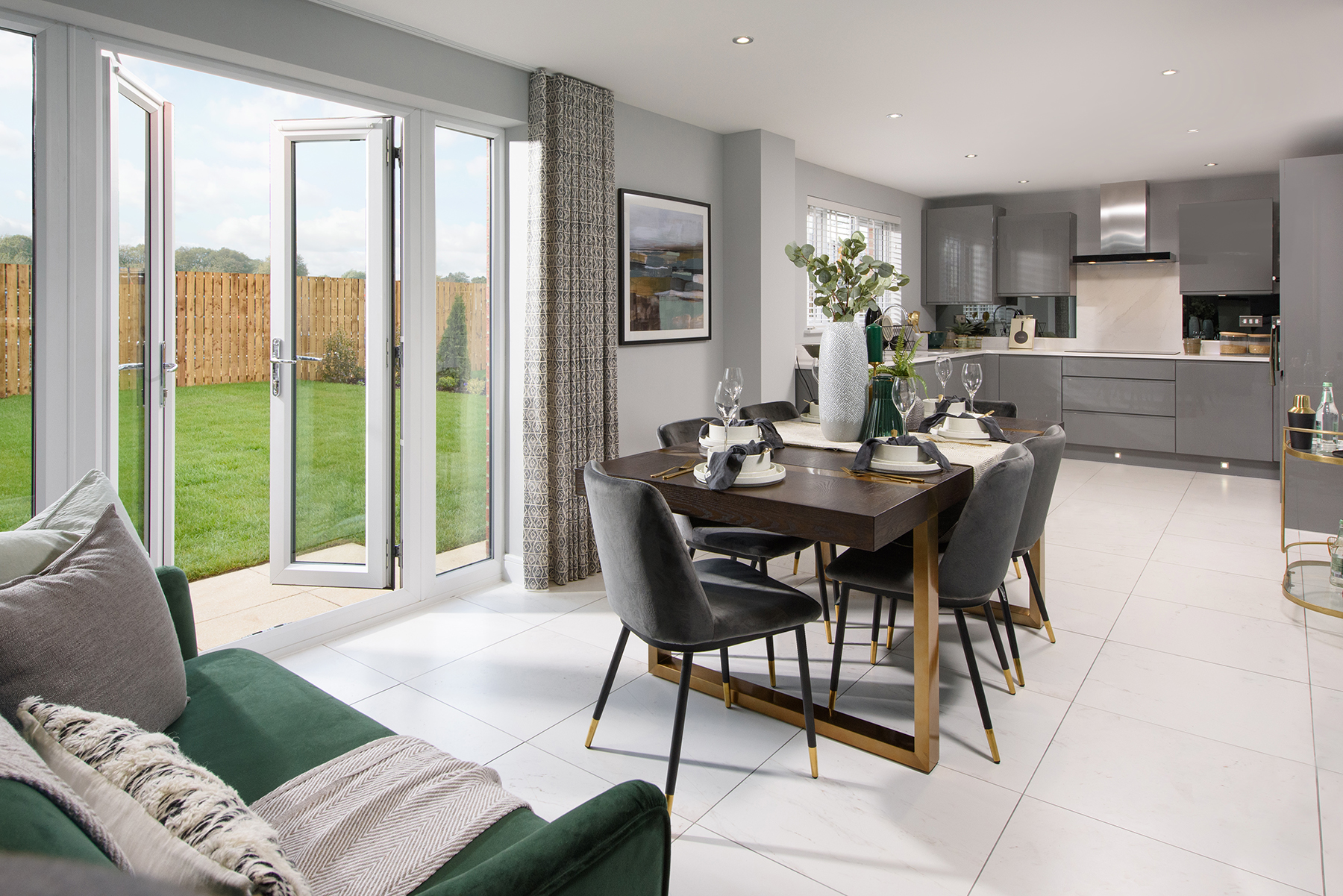4 bedroom detached with a South Westerly garden - Image 1