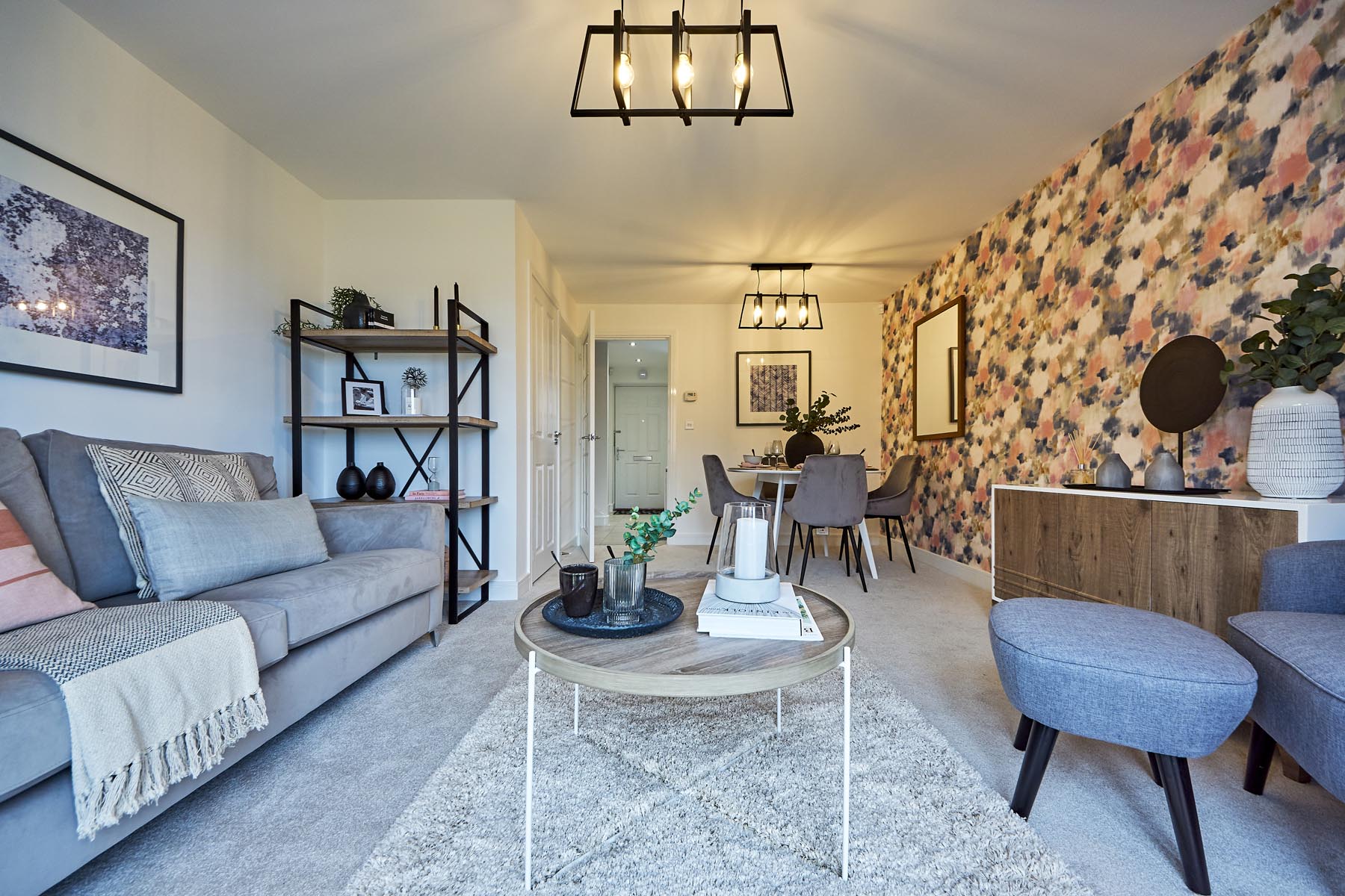 2 bedroom mid terrace with french doors to the garden - Image 1