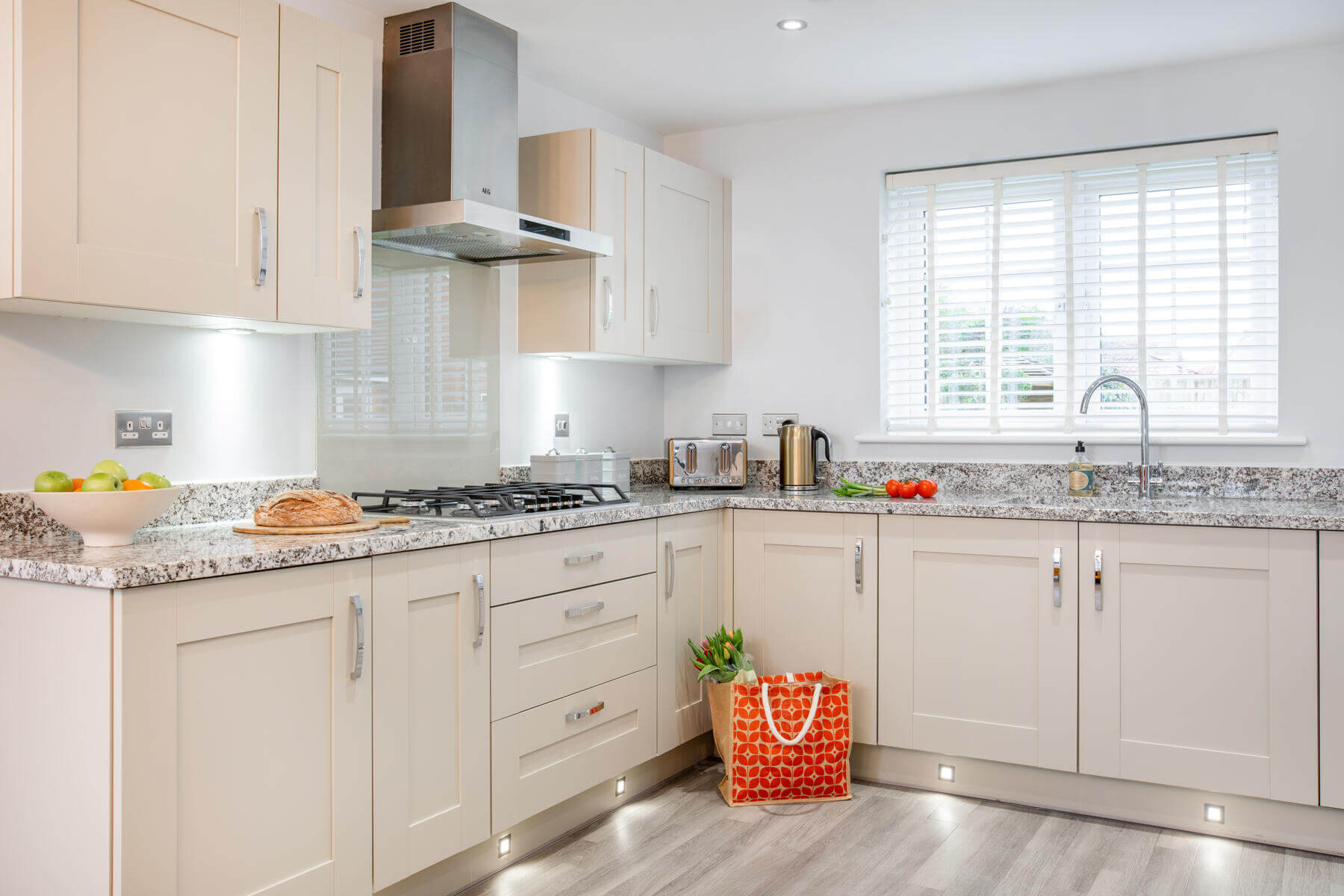 4 bedroom detached with a South facing garden - Image 1