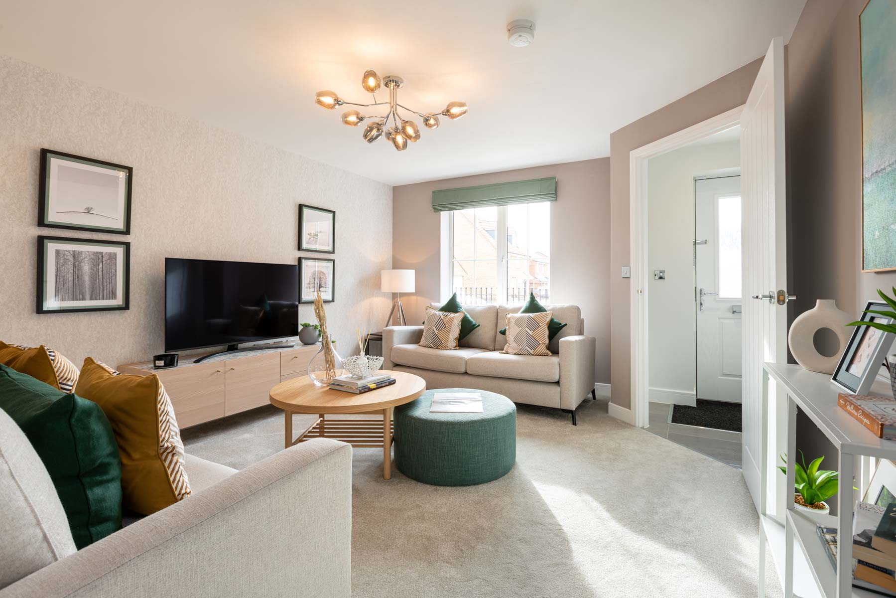3 bedroom semi-detached with parking & garage - Image 1