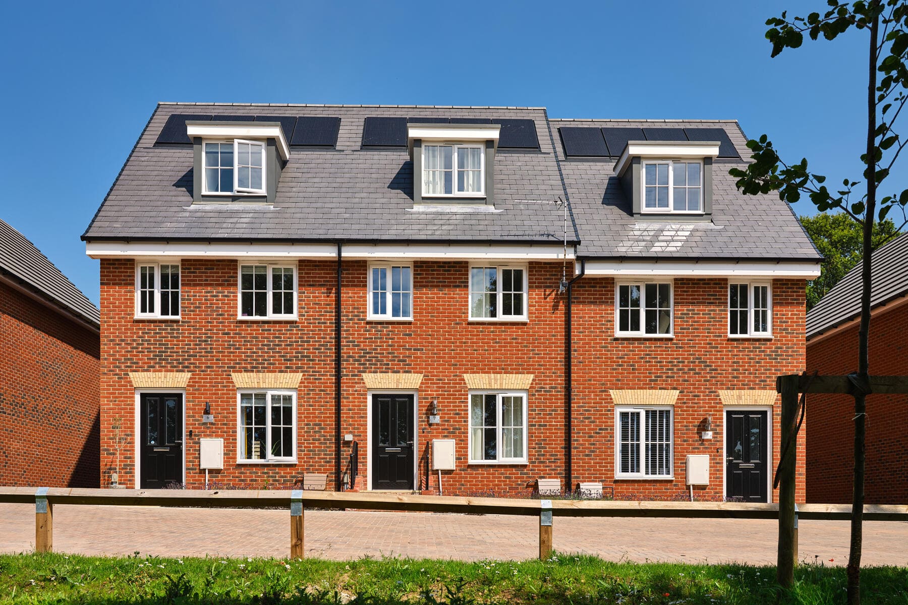 3 bedroom mid terrace with west facing garden - Image 1