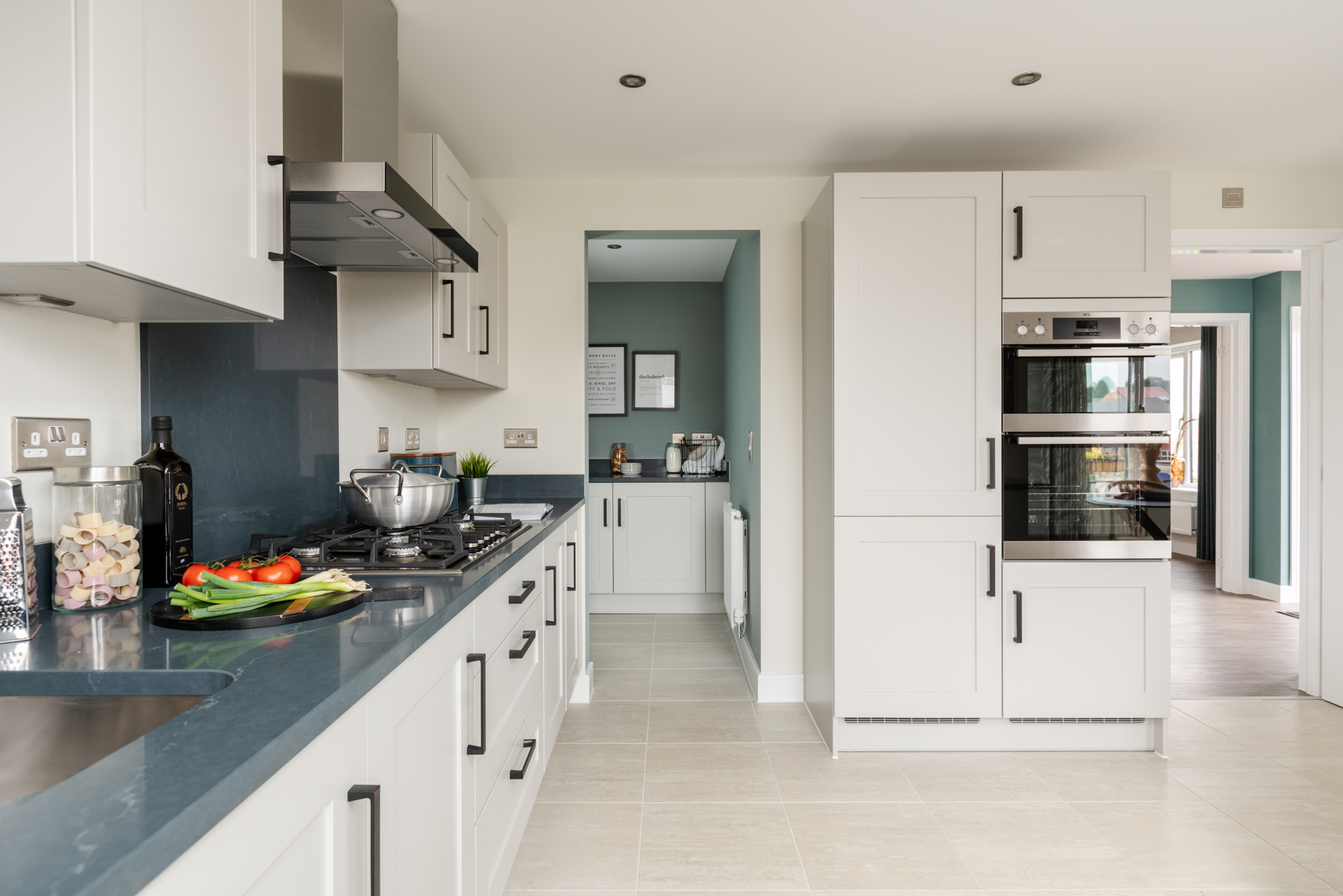 4 bedroom detached with garage for storage - Image 1