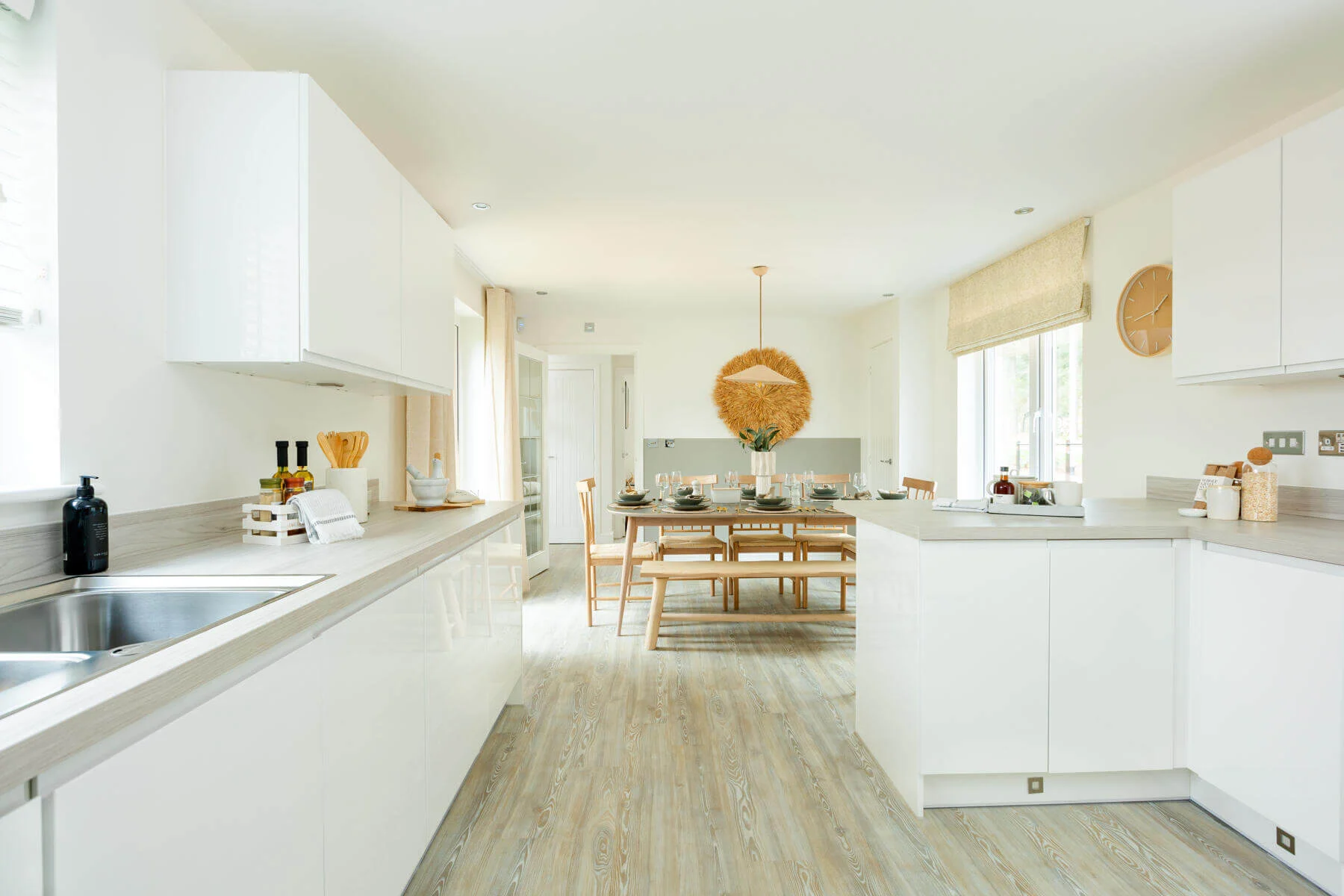 4 bedroom detached with west facing garden - Image 1