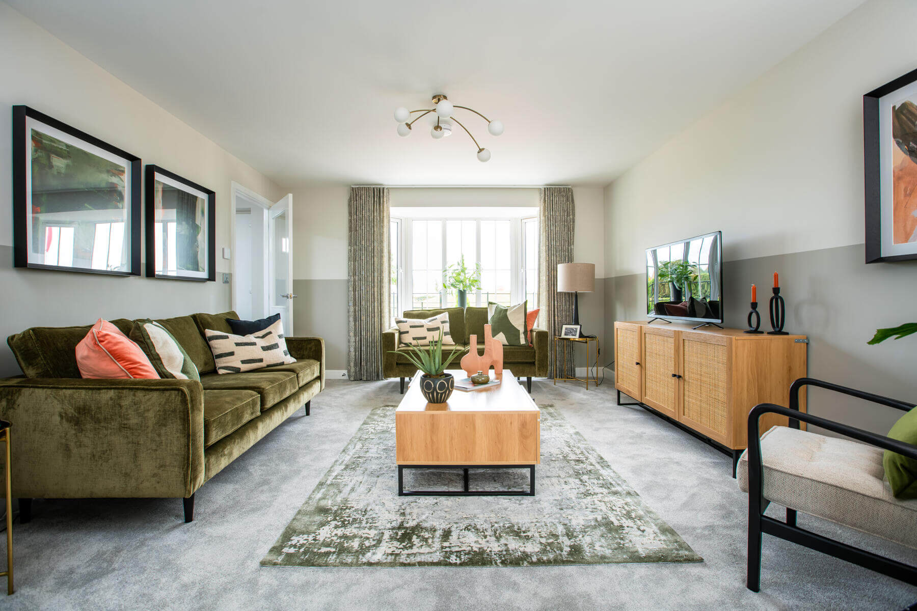 4 bedroom detached with quiet location - Image 1