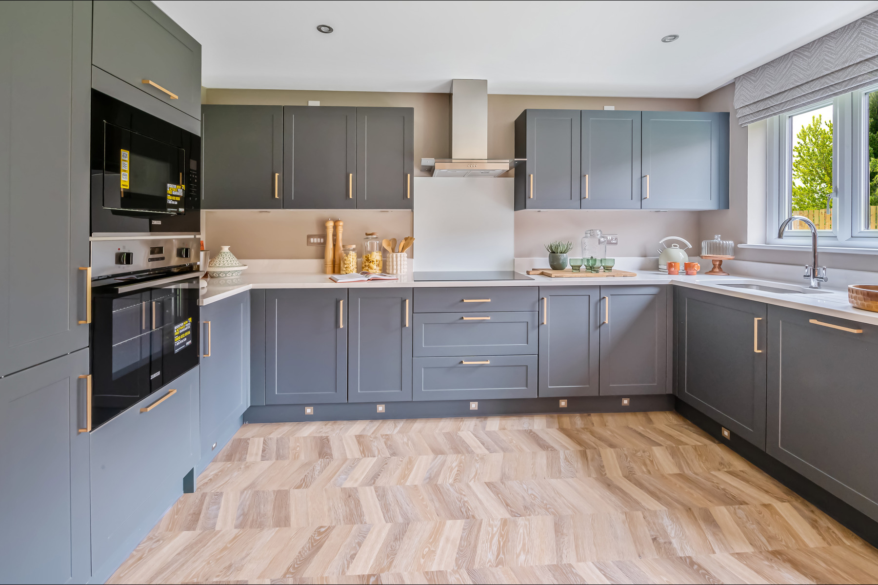 4 bedroom detached with a separate dining room - Image 1