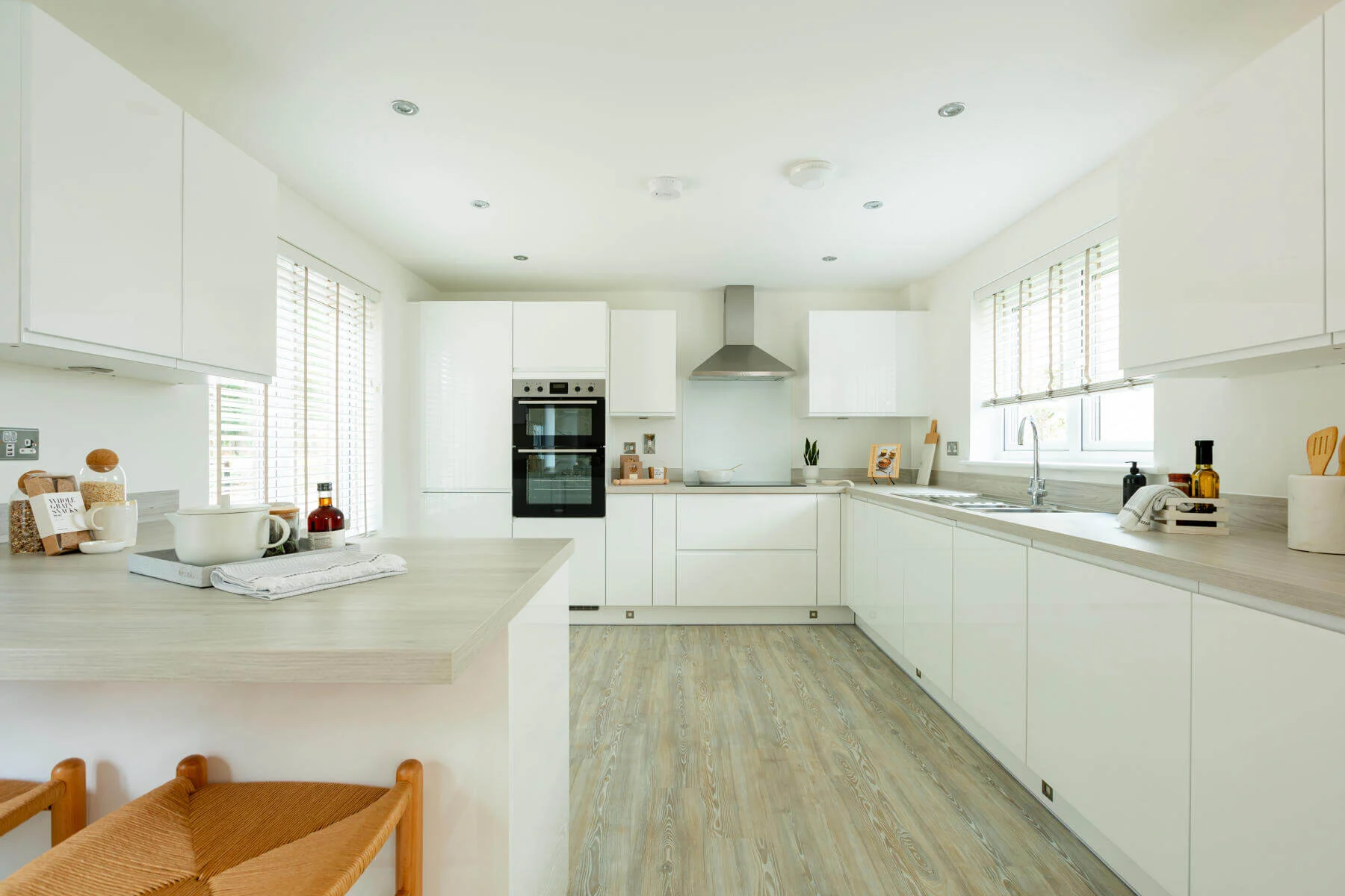 4 bedroom detached with garage - Image 1