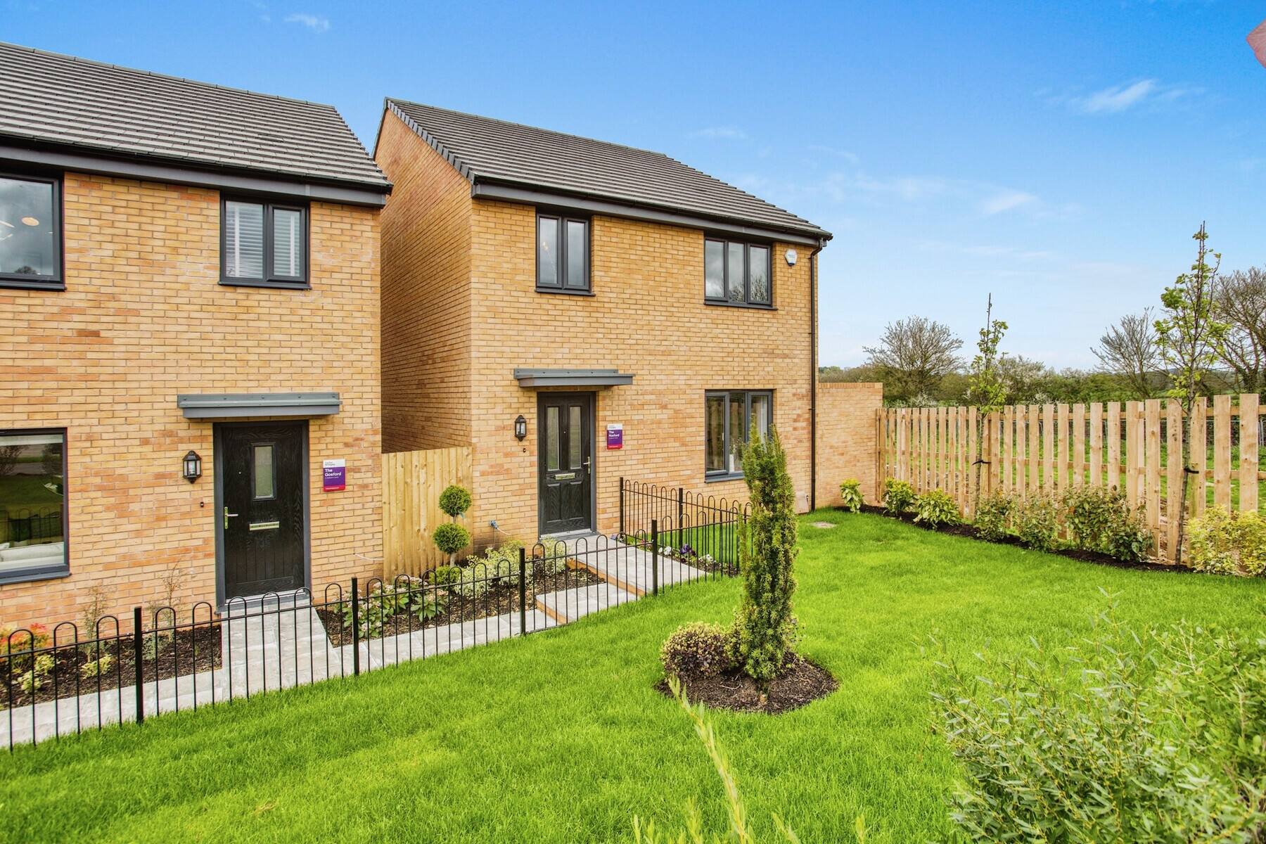 4 bedroom detached with upgrades worth over £27,000 - Image 1