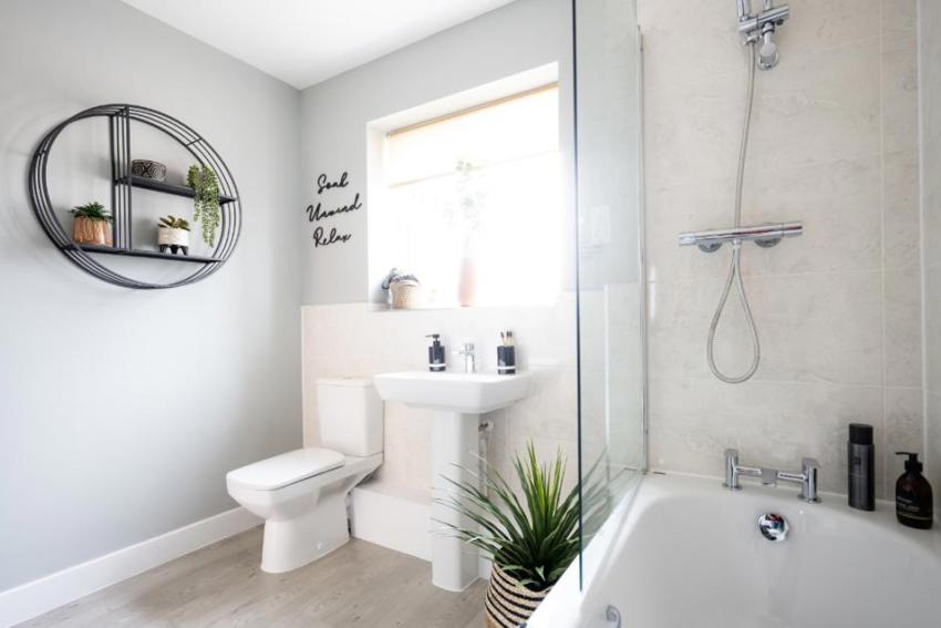 Manor Gardens in Hartford - bathroom (image 1 of 20)