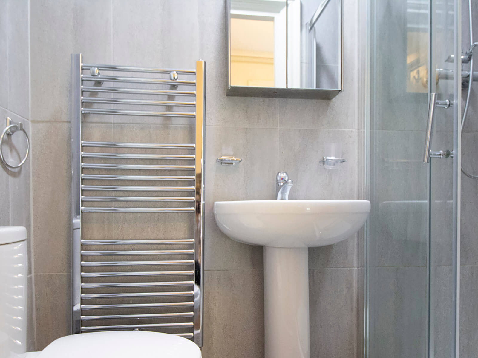 Clarendon House in Leeds - bathroom (image 1 of 5)